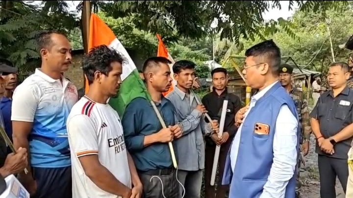 মন্ত্রীর হস্তক্ষেপে জাতীয় সড়ক অবরোধ প্রত্যাহার প্রাক্তন জঙ্গি গোষ্ঠীর
