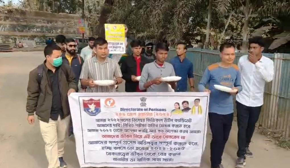 অবশেষে থালা হাতে রাস্তায় নামলেন চাকরি প্রত্যাশীরা 