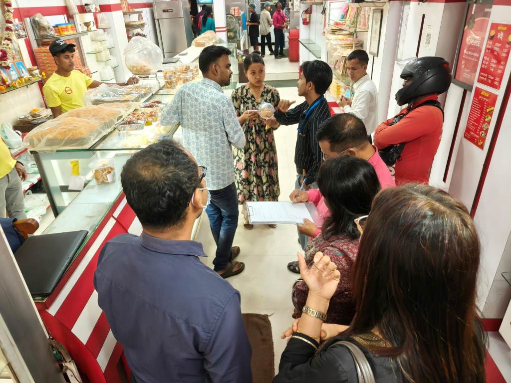 শহরের খাবারের দোকানগুলিতে হানা খাদ্য সুরক্ষা দফতরের 