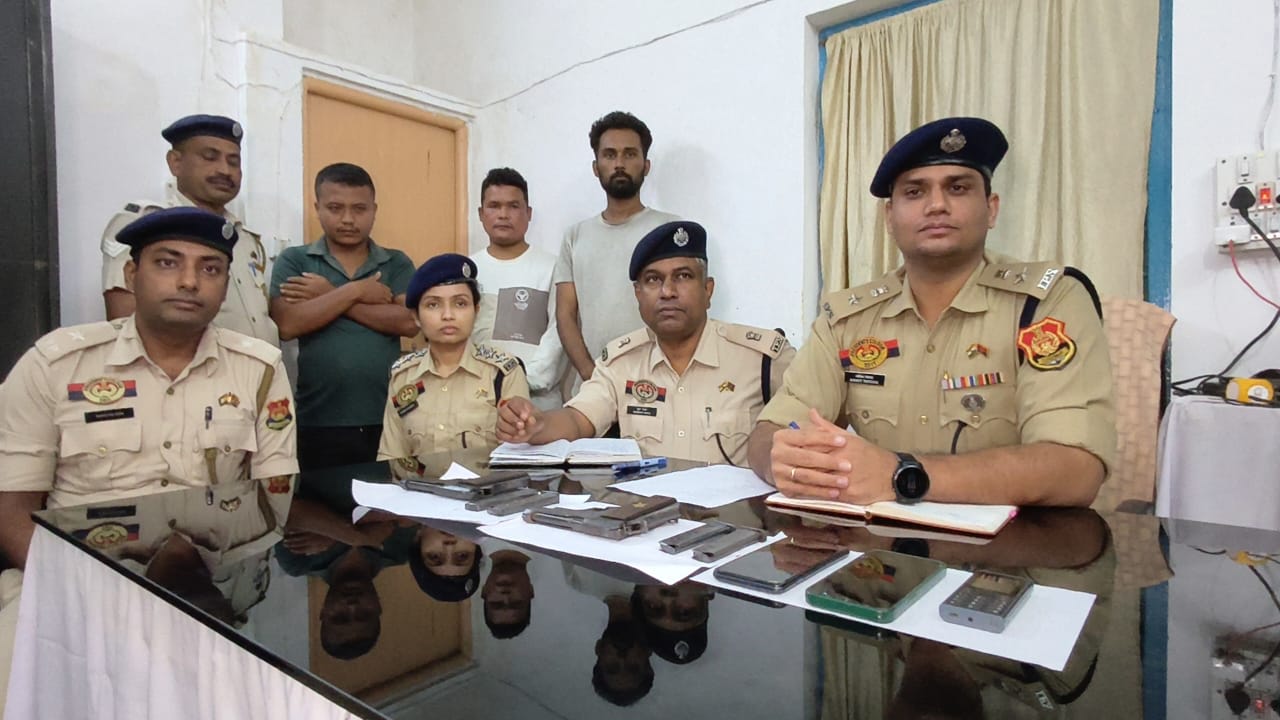 দুটি পিস্তল-চার ম্যাগজিন সমেত পুলিশের জালে তিন যুবক 