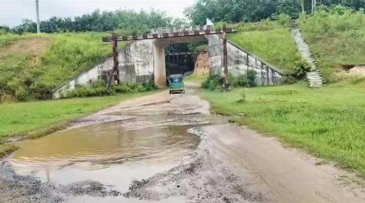 বেহাল রাস্তায় চলাচলে সমস্যার সম্মুখীন জনগণ  