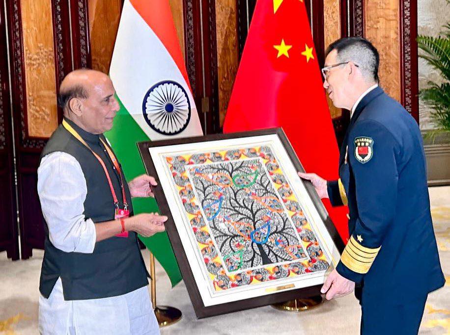 চীনের প্রতিরক্ষামন্ত্রীর সঙ্গে বৈঠক রাজনাথ সিংয়ের 