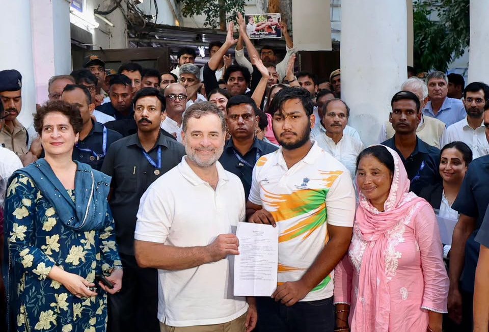 রাহুল গান্ধীর আট ঘণ্টার ধর্নার পর পিছু হটল দিল্লি পুলিশ