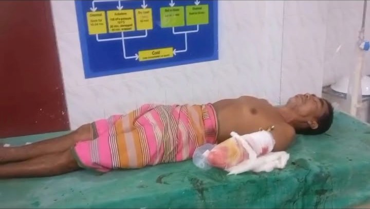 ধান কাটার মেশিনে হাত কাটা গেল কৃষকের 