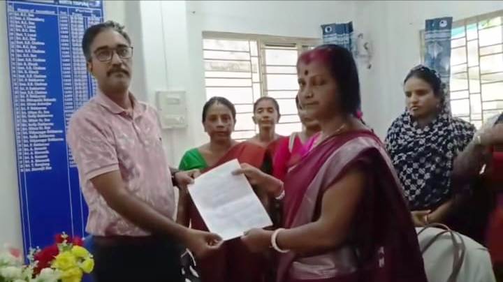 ফাইভ-জি মোবাইল ফোন চেয়ে ডেপুটেশন আশা কর্মীদের