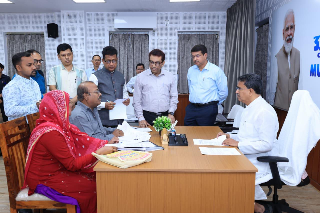 সাহায্য প্রত্যাশীদের সমস্যার সমাধান করলেন মুখ্যমন্ত্রী