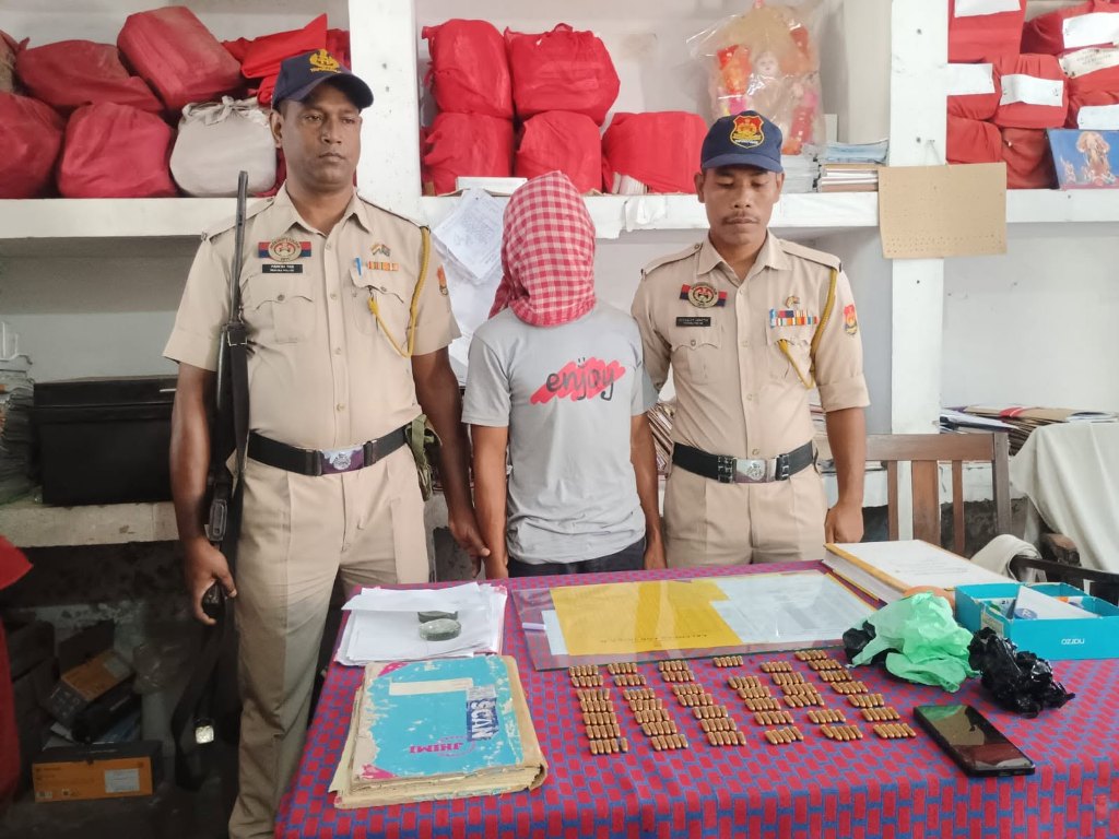 গাড়িতে তল্লাশি চালিয়ে উদ্ধার ২০০ রাউন্ড তাজা কার্তুজ 