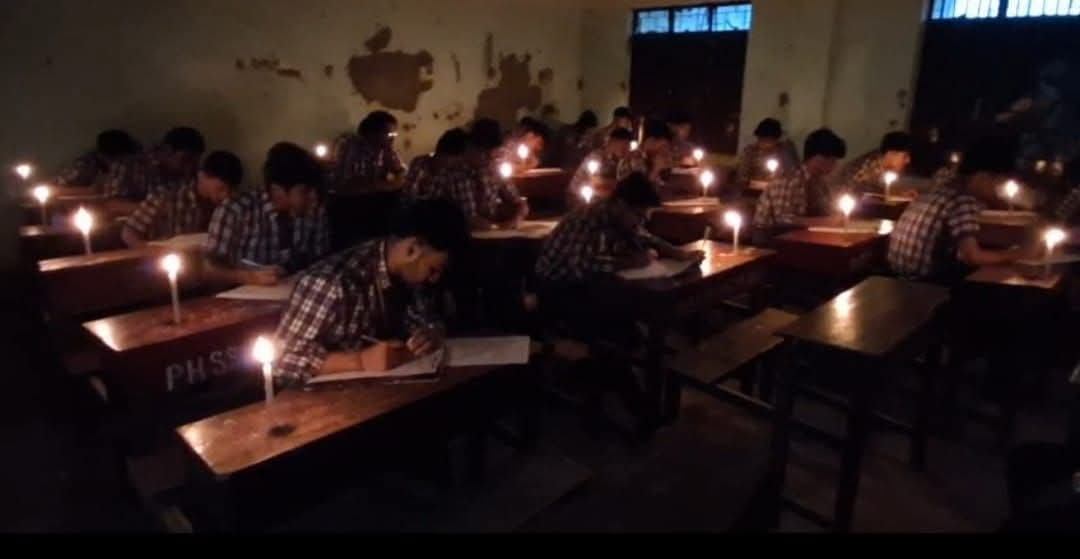 মোমবাতির আলোয় এখন বোর্ড পরীক্ষা 