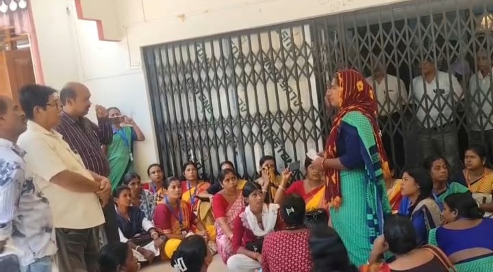 বকেয়ার দাবিতে ব্লক অফিসে তালা ঝুলিয়ে বিক্ষোভ সিএসপিদের