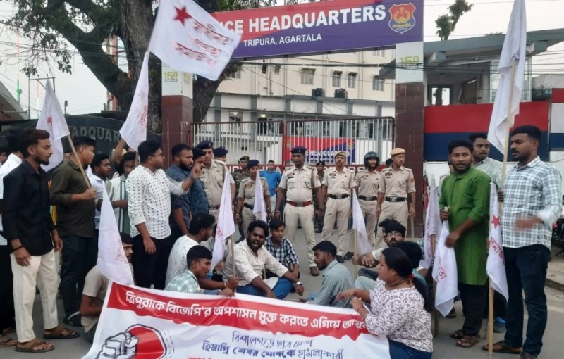 পুলিশ সদর দফতর ঘেরাও করে বিক্ষোভ এসএফআই'র 