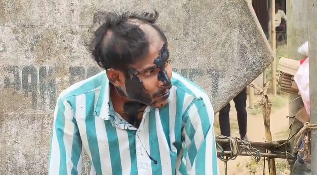 পরকীয়া সন্দেহে যুবক'কে চুল মুন্ডন করে কালি মাখালেন স্বামী 