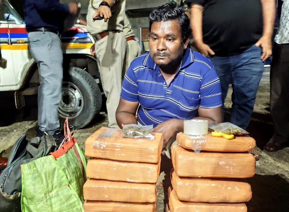 রেলপথে গাঁজা পাচারের ছক ভেস্তে দিল পুলিশ