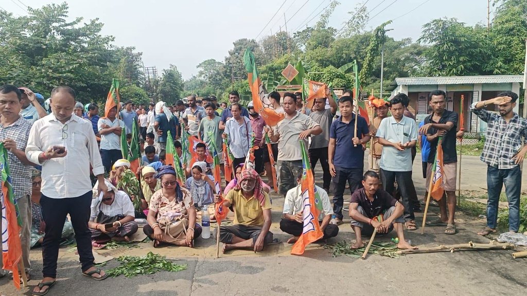 বন্ধু মথার সন্ত্রাসে পথে বসলো বিজেপি কার্যকর্তারা