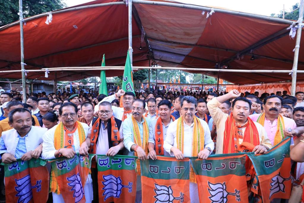 মুঙ্গিয়াকামিতে মুখ্যমন্ত্রীর হাত ধরে ৬৪৬০ ভোটার সামিল বিজেপিতে