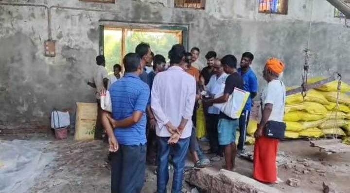সার হাফিজ নিয়ে পথ অবরোধ কৃষকদের