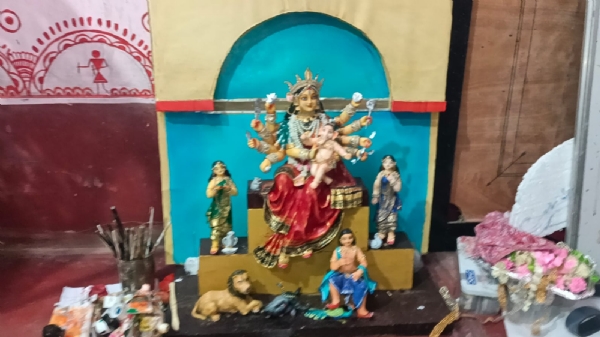 মাটির টানে দুর্গাপ্রতিমা গড়ল অষ্টম শ্রেণির শুভ্রজিৎ
