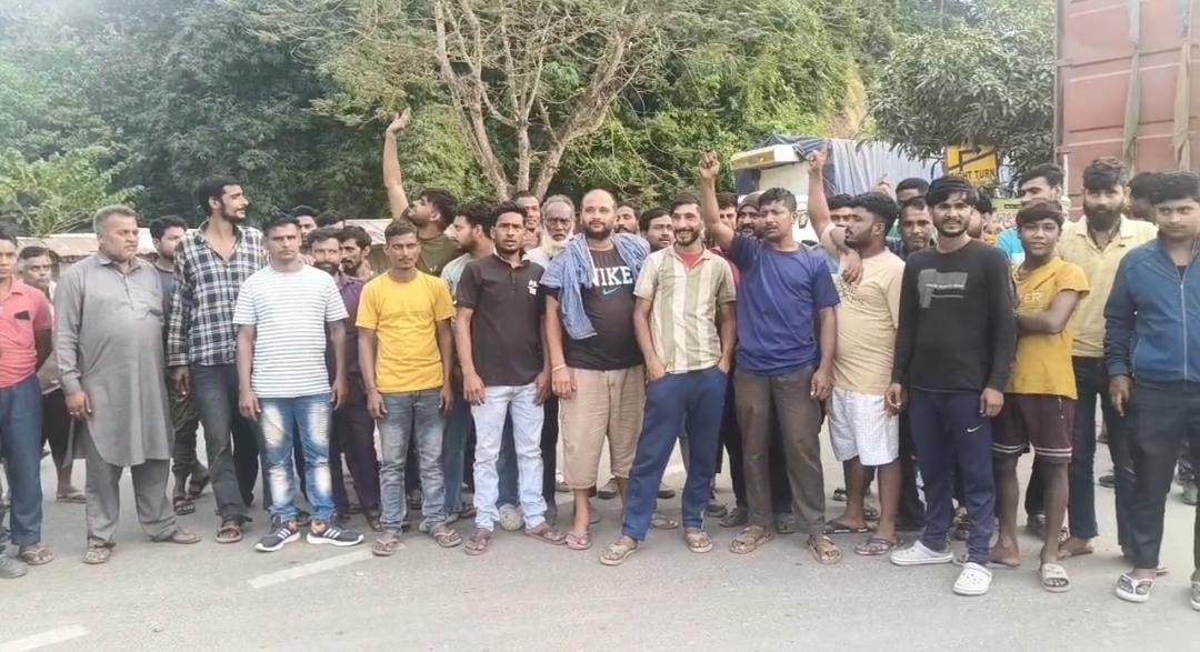 অত্যাধুনিক চেকিং ব্যবস্থা না থাকায় বিক্ষোভ লরি চালকদের  