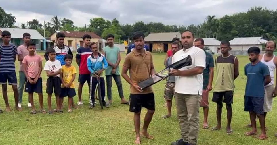 নেশা থেকে মুক্ত রাখতে যুবকদের ক্রীড়া সামগ্রী বিতরণ বিধায়কের 