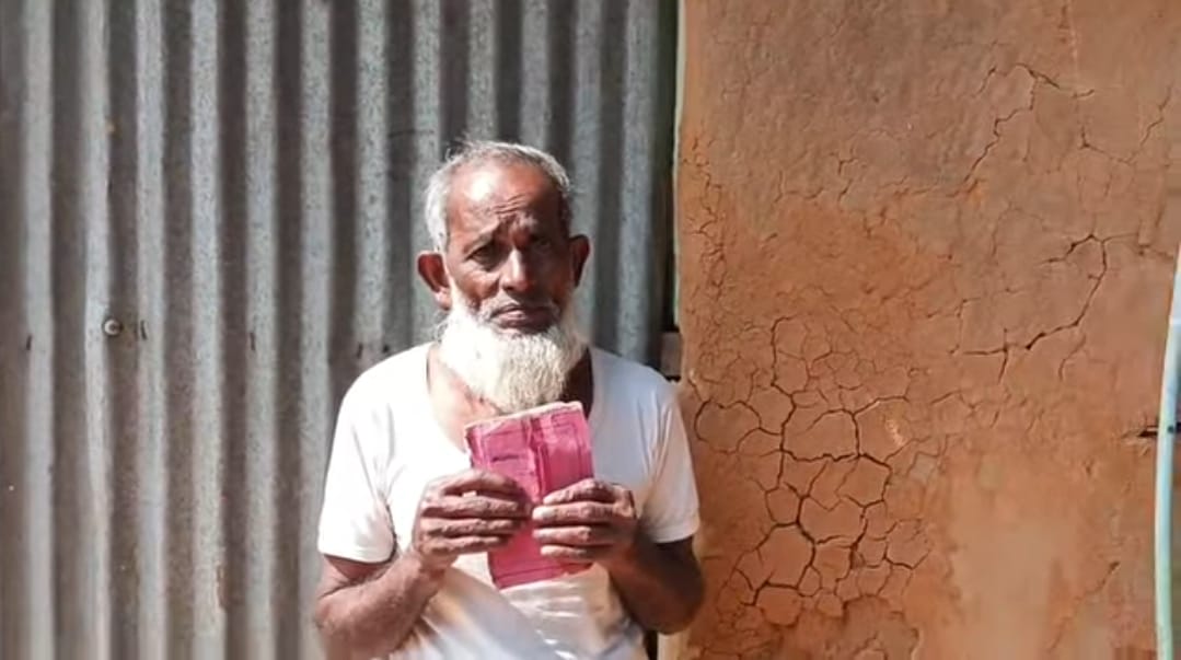 ভাতা চেয়ে এখন মুখ্যমন্ত্রীর কাছে করুণ আবেদন বৃদ্ধের 