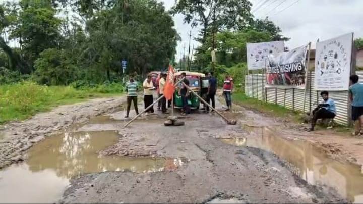 রাস্তা সংস্কার চেয়ে অবরোধ অটোচালকদের 