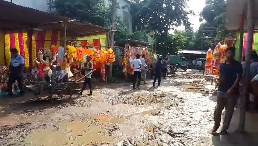 খোয়াইয়ের মূর্তি বাজারে বেহাল দশা, কাদামাটিতে নাকাল ক্রেতা-বিক্রেতা