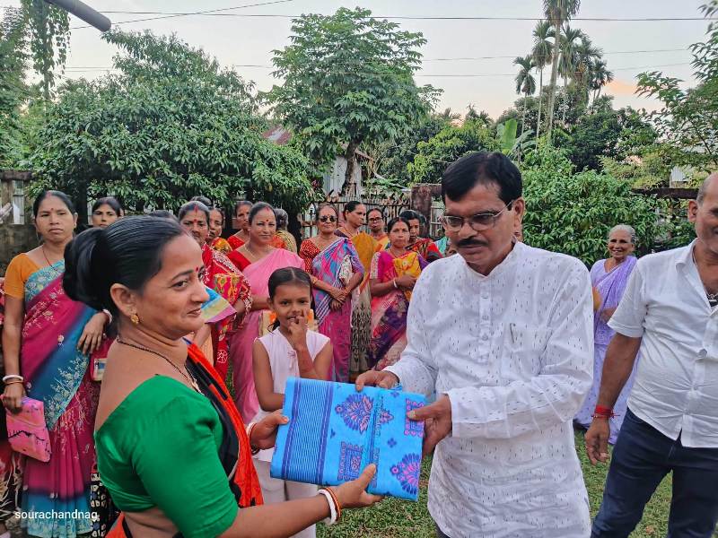 সাধারণ মানুষের মাঝে নতুন বস্ত্র বিতরণ পুরকর্তার