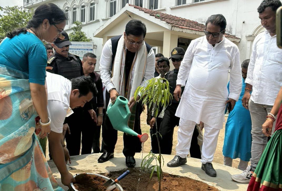 বিদ্যালয়ে বৃক্ষরোপণ করেন কেন্দ্রীয় মন্ত্রী