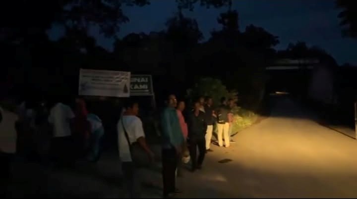 অবরোধ স্থলে জমায়েত আত্মসমর্পণকারী জঙ্গিদের