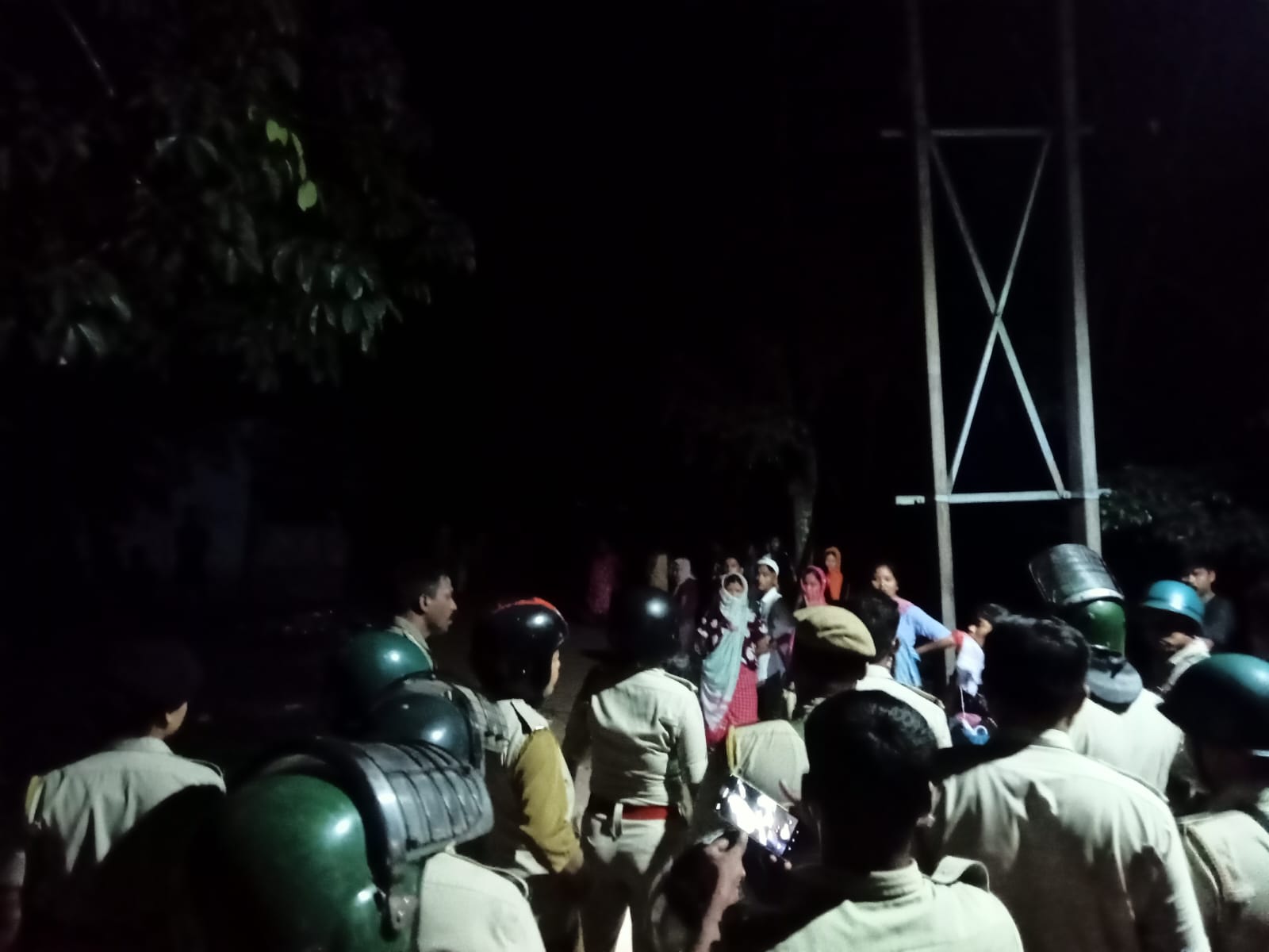 গাঁজা বিরোধী অভিযানে গিয়ে তীব্র বাঁধার মুখে পুলিশ