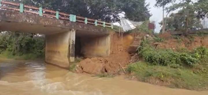 ব্রিজের ওয়াল ধসে মরণফাঁদ আগরতলা-সিমনা সড়ক