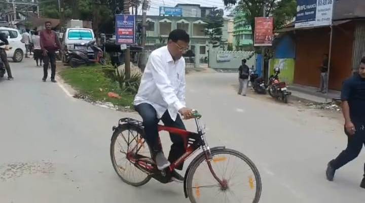 সাইকেল নিয়ে এবার রাস্তায় কংগ্রেস বিধায়ক