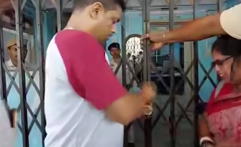 ওসিকে তালাবন্দি করে বিক্ষোভ বিজেপি কর্মীদের