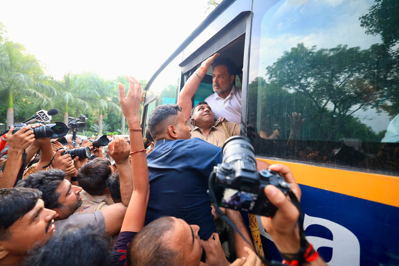 প্রধানমন্ত্রীর বাসভবনের সামনে ধর্না দিয়ে আটক বিরোধী দলনেতা