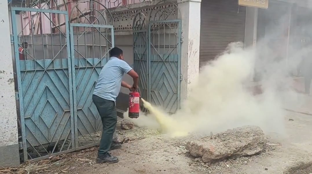 স্মার্ট সিটিতে গ্যাসের পাইপলাইন ফেটে বিপত্তি 