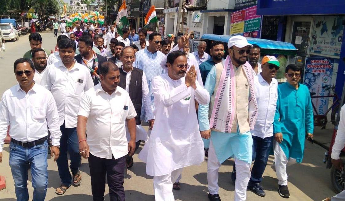 সুবিশাল মিছিলের মাধ্যমে মনোনয়ন দাখিল কংগ্রেস প্রার্থীর 