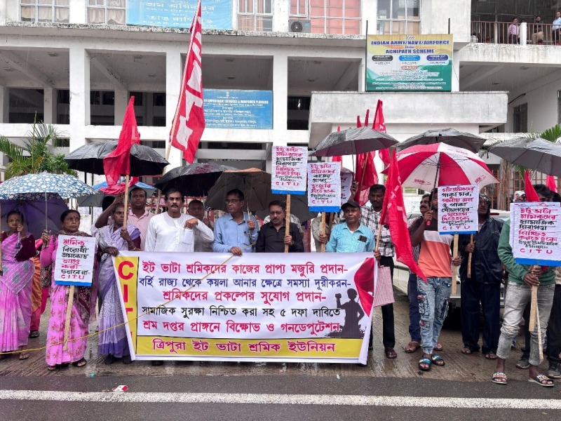 পাঁচ দফা দাবিতে গণডেপুটেশন ইটভাটা শ্রমিকদের 