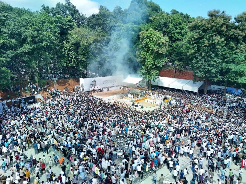 জনসমুদ্রে পঞ্চভূতে বিলীন যুগনায়ক