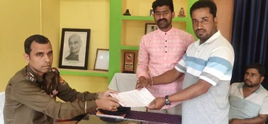 মধুপুর থানায় বাম যুব সংগঠনের ডেপুটেশন