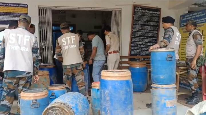 মাটি খুঁড়ে ড্রাম ভর্তি প্রচুর পরিমাণে গাঁজা উদ্ধার পুলিশের 