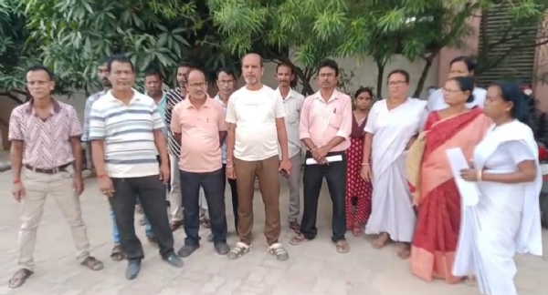 পূজা অনুদান চেয়ে গণঅবস্থান ডিআরপি কর্মীদের 