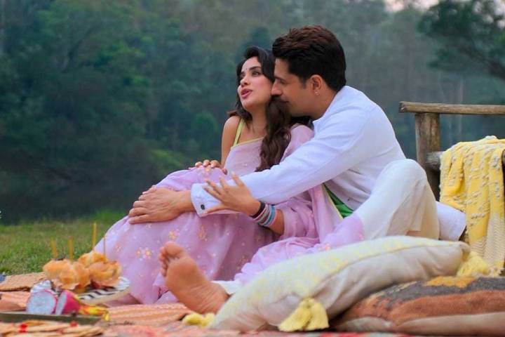 বক্স অফিসে বাজিমাত পরম সুন্দরীর