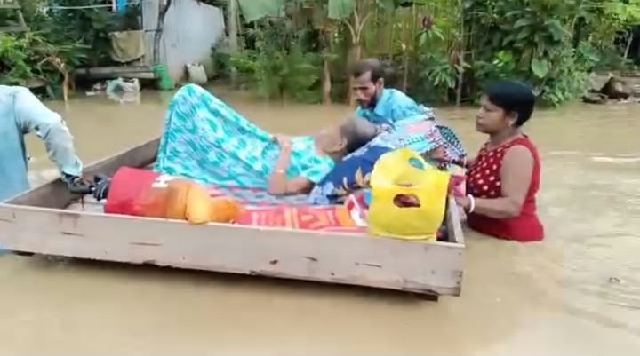 জীবন সংগ্রামের মর্মস্পর্শী ছবি ধরা পড়েছে ক্যামেরায়