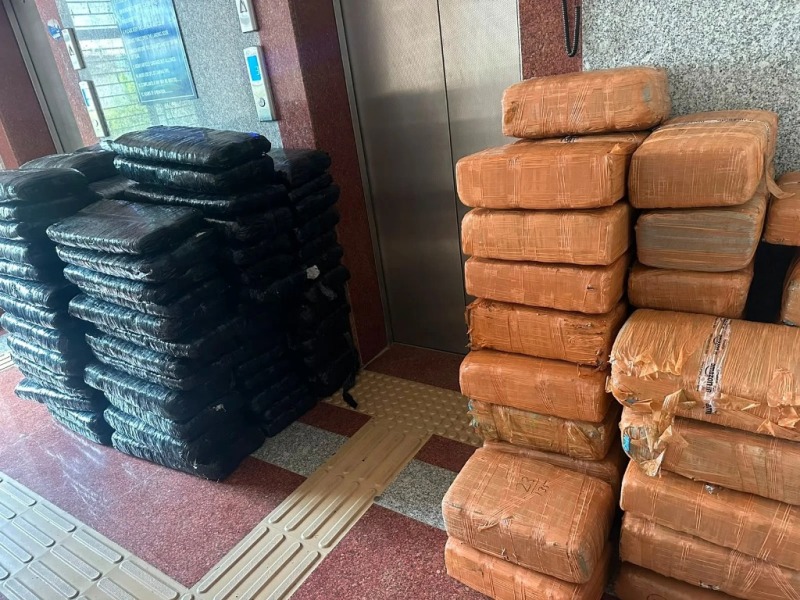 লরি থেকে সাড়ে ৪ কোটি টাকার শুকনো গাঁজা জব্দ