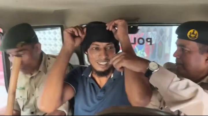 রাজধানীতে আটক বাংলাদেশি যুবক 