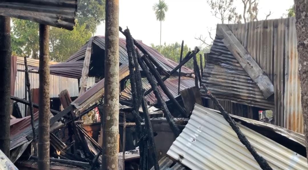 নাশকতার আগুনে পুড়ে ছাই দোকান সহ ঘরবাড়ি 