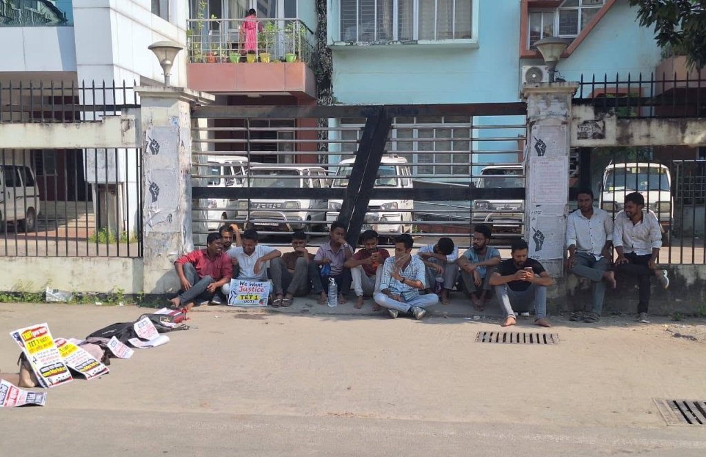 অবশেষে দ্বিতীয়দিন আন্দোলন প্রত্যাহার টেট-১ উত্তীর্ণদের