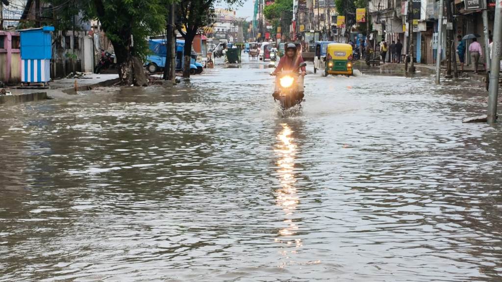 রাজ্যজুড়ে দাপুটে ঝড়-বৃষ্টি, ক্ষতিগ্রস্ত বাড়িঘর, বিপর্যস্ত রাজধানী 
