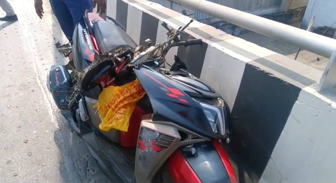 উড়ালপুলে ফের ভয়াবহ দুর্ঘনা, দু'টি স্কুটির মুখোমুখি সংঘর্ষ