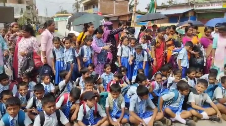 শিক্ষক সংকটে এবার রাস্তায় নামল কচিকাঁচা পড়ুয়ারা 