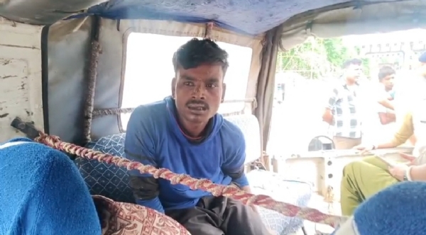 প্রকাশ্য দিবালোকে অটো চুরি, ধাওয়া করে পাকড়াও চোর 